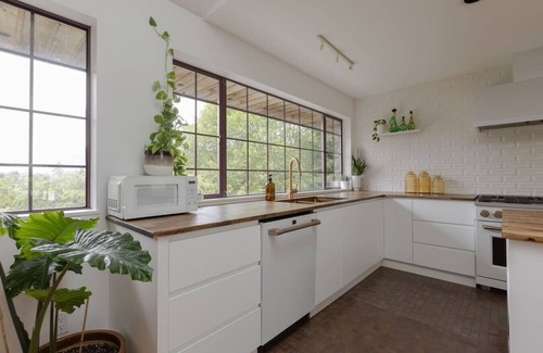 Tonquin Beach House | The Cougar Den Tofino