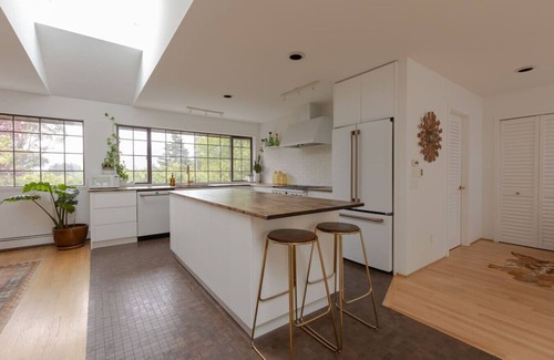 Tonquin Beach House | The Cougar Den Tofino