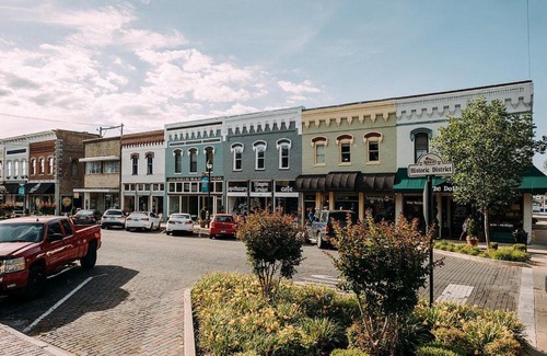 Rogers House | The Country Cottage - Half Mile from Railyard Bike Park