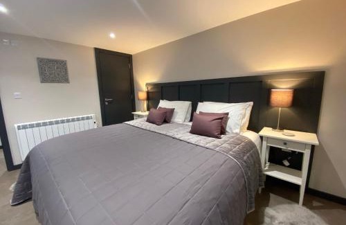 Wing Apartment | The Courtyard Apartment
