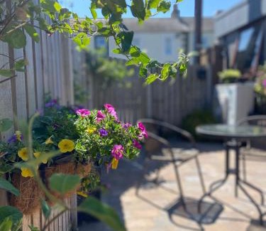 Wing Apartment | The Courtyard Apartment