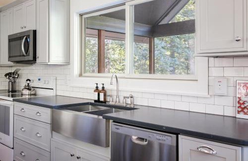 Lake Lure House | The Cove Retreat- Hot Tub/Screened Porch/Game Room