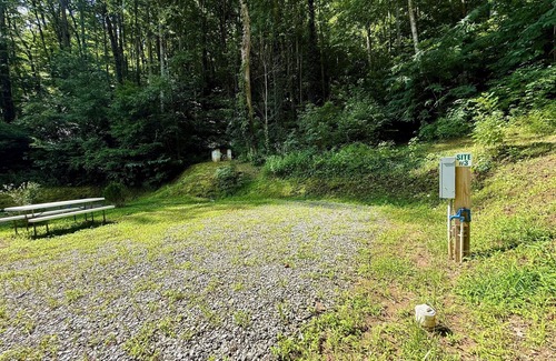 Robbinsville RV Rental | The Cove Site 3- 50 Amp, Full Hookup, Picnic Table