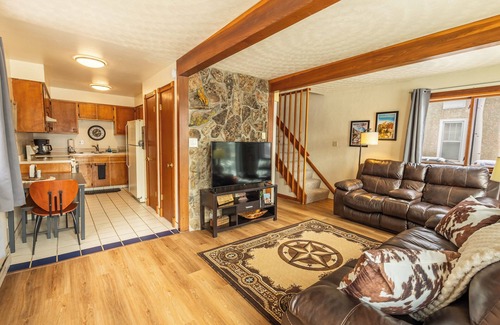 Laramie House | The Cowboy Bunkhouse - 3 bedroom house in Laramie, close to the UW and downtown!
