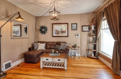 Sheridan House | The Cowboy Retreat, Sleeps 13! Pets Welcome!