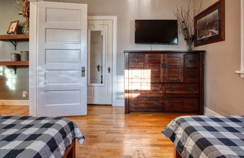 Sheridan House | The Cowboy Retreat, Sleeps 13! Pets Welcome!