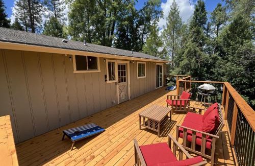 Groveland House | The Cozy Cabin - 2-Level Home with Spacious Yard home