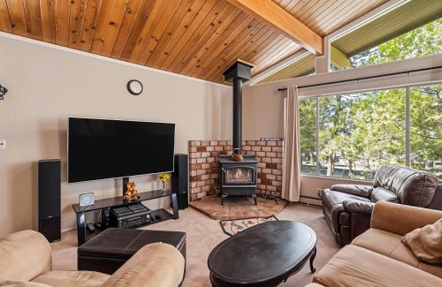 Groveland House | The Cozy Cabin - 2-Level Home with Spacious Yard home