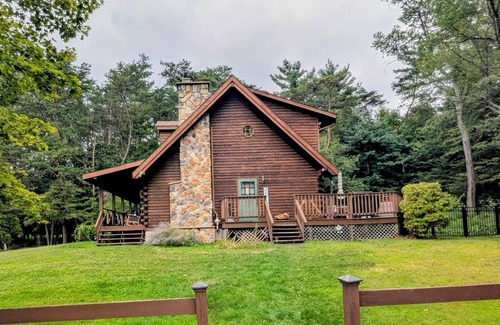 Nescopeck Cabin | The Cozy Cabin, 4 BR, 2 bath home on 5 private acres in NE PA. Family Friendly!