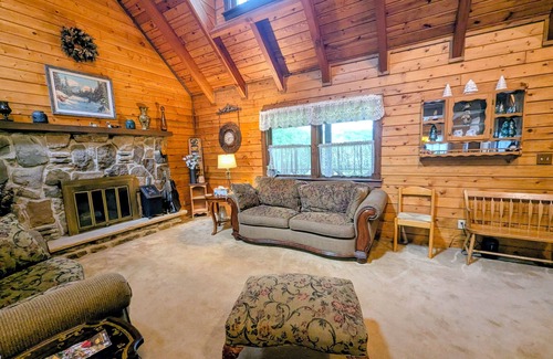 Nescopeck Cabin | The Cozy Cabin, 4 BR, 2 bath home on 5 private acres in NE PA. Family Friendly!