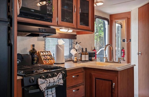 East MLK House | The Cozy Camper - Sauna, Cold Plunge & Pool