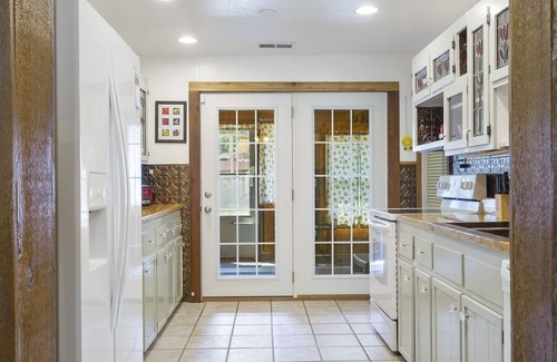 Kirbyville House | The Cozy Cottage Getaway | Private pool & hot tub