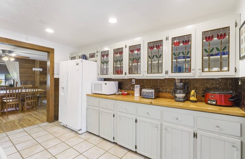 Kirbyville House | The Cozy Cottage Getaway | Private pool & hot tub