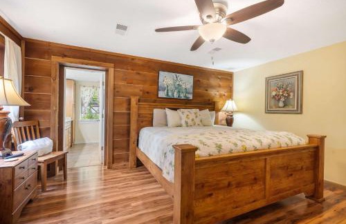 Kirbyville House | The Cozy Cottage Getaway - Private Pool & Hot Tub