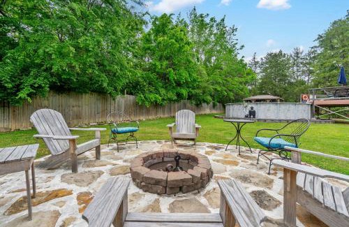 Kirbyville House | The Cozy Cottage Getaway - Private Pool & Hot Tub