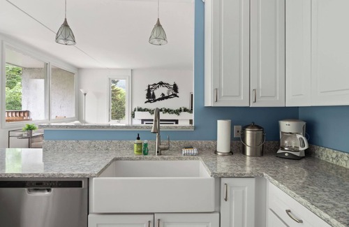 Warren Condo | The Cozy Oasis: Pool, Firepit, and Scenic Views