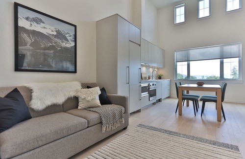 Rossland Apartment | The Crescent