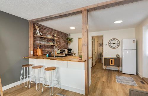 Ramsay House | The Crooked Lady Cozy Bungalow near Downtown Calgary with Free Parking