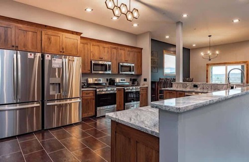 Swanton House | The Crooked Oak Lodge - Deep Creek Lake - Indoor Pool & Hot Tub - Dogs Welcome