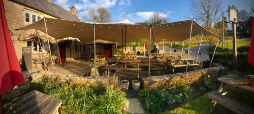 Frampton Mansell Hotel | The Crown Inn