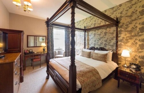 New Forest District Hotel | The Crown Manor House Hotel