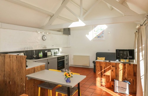 Morwellham Cottage | THE DAFFODIL SHED, pet friendly, with a garden in Bere Alston