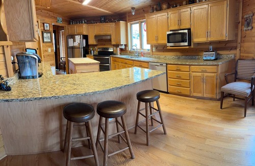 Rapid City House | The Dakota Hogan Amazing views and close to Lake Pactola!