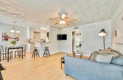 Old East Dallas Apartment | The Dallas Vibe and Free Arboretum Tickets