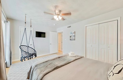 Old East Dallas Apartment | The Dallas Vibe and Free Arboretum Tickets