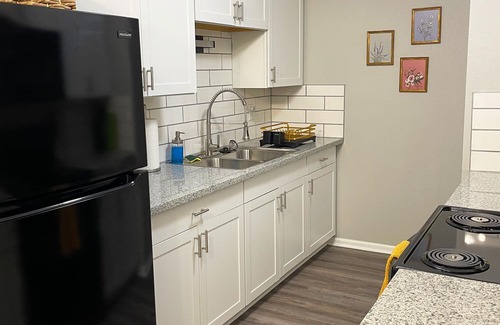 Hamilton Apartment | The Deannie - Entire 2 Bedroom Apt in Quilt Town, USA