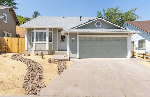Northeast Reno House | The Deco Retreat - UNR - Pet Friendly