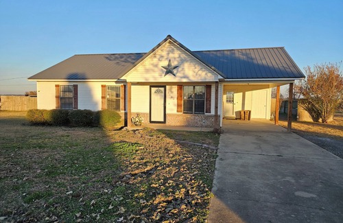 Blytheville House | The Delta House - CHARMING 3 BED. HOUSE W/DECK & GRILL, VERY CLEAN!