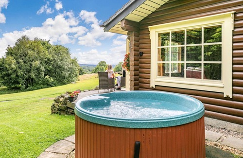 Bingley Cabin | The Den - 5 Star - Pet Friendly - Hot Tub - Scandinavian Log Cabin