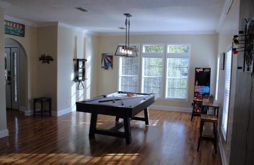 Cross Mountain House | The Den - Family friendly, Close to Fiesta Texas, SeaWorld, Riverwalk and more