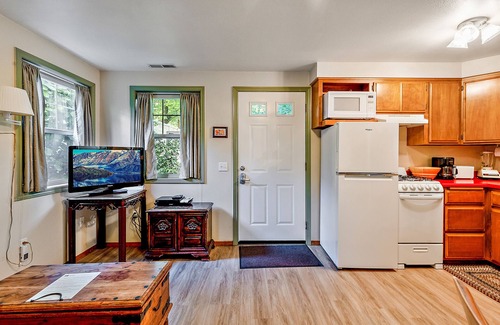 Siskiyou-Hargadine Historic District Apartment | The Dogwood Suite at Tudor House Vacation Rentals