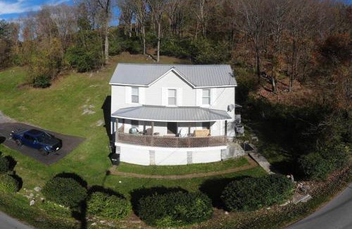 Tazewell House | The Dragon's Den 5 bedroom house 1 mile to Main St