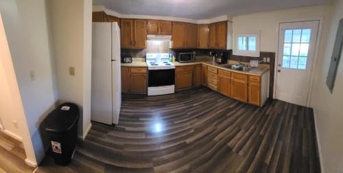 Tazewell House | The Dragon's Den 5 bedroom house 1 mile to Main St