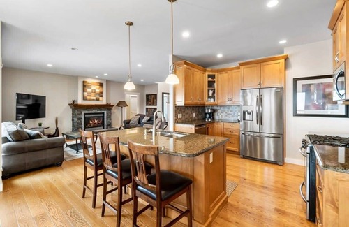 Central Okanagan House | The Driftwood | Hot Tub, Wineries & Lakes