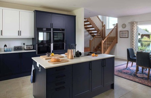 Ampney Crucis House | The Duck House | Dog-Friendly Lakehouse + Hot Tub