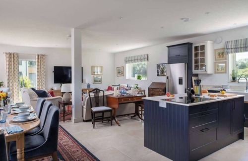 Ampney Crucis House | The Duck House | Dog-Friendly Lakehouse + Hot Tub