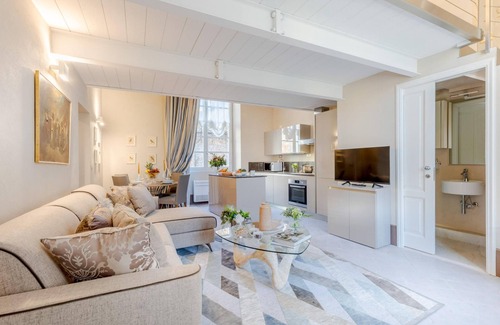 Lucca Historical Center Apartment | The Duke s Room in Lucca