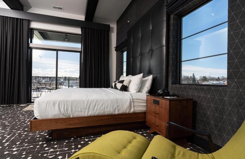 Charlevoix Hotel | The Earl in Charlevoix