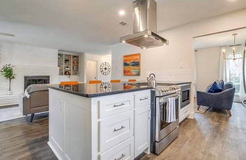 Grand Prairie House | The Eclectic Oasis - Pool, Games & Family Fun