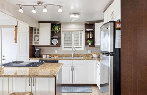 Balboa Peninsula House | The Edgewater Condos by AvantStay Waterfront Views and Short Walk to Beach