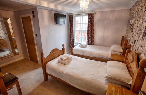 Newtown Hotel | The Elephant & Castle Hotel