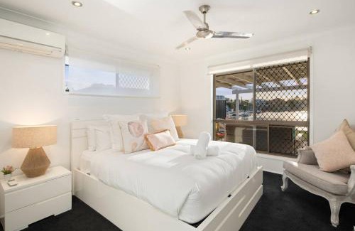 Broadbeach Waters House | The Elouera - Riverfront Haven near Surfers Paradise