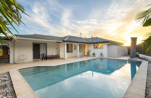 Broadbeach Waters House | The Elouera - Riverfront Haven near Surfers Paradise