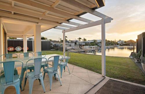 Broadbeach Waters House | The Elouera - Riverfront Haven near Surfers Paradise