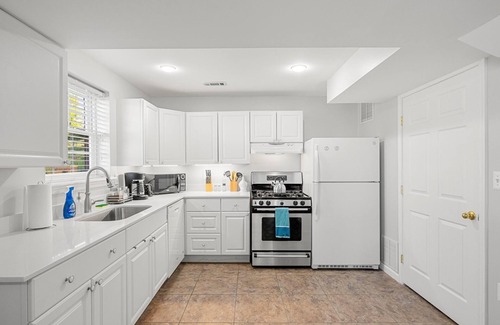 Jefferson Manor Apartment | The Emerald Grand Old Town Views