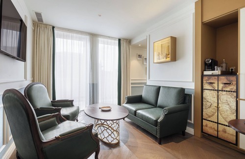 Santos Hotel | The Emerald House Lisbon, Curio Collection By Hilton